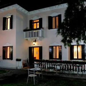 https://villa-crispi.hotelslidodijesolo.com
